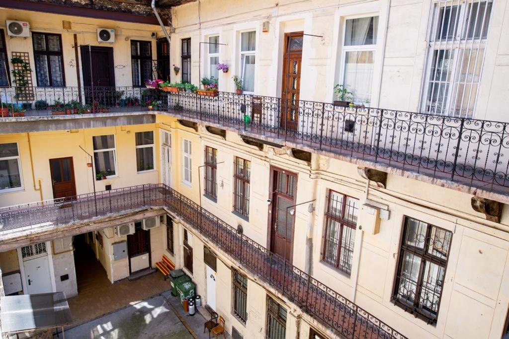 Studio Apartment Next To Famous Party House A38, Budapest